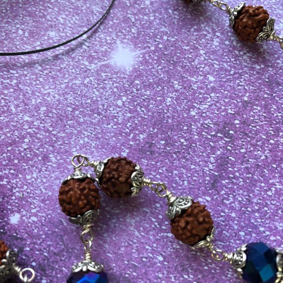 40  1/4" Rudraksha with dark blue crystal glass beads - Picture 5 of 6